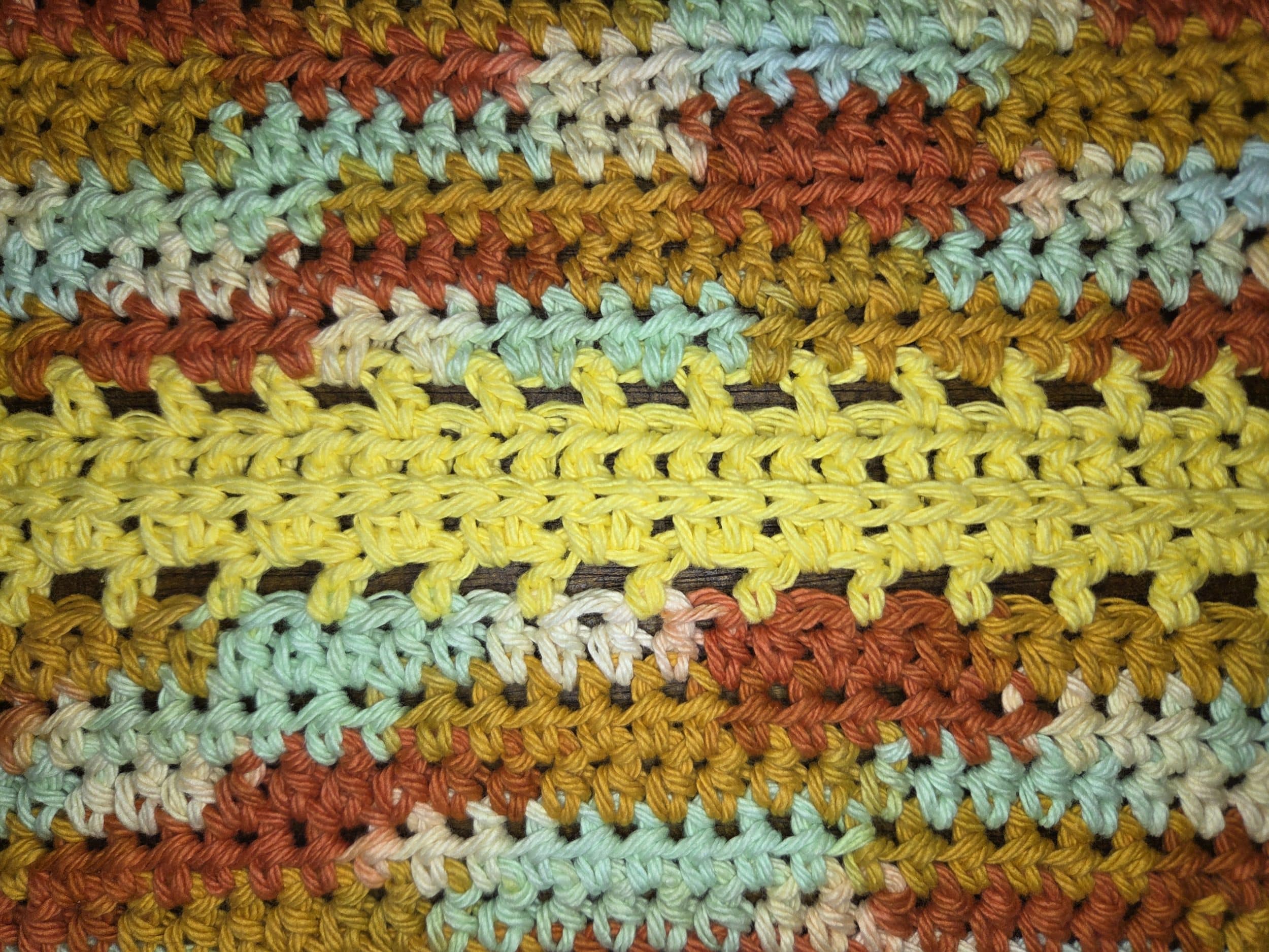 Half double crochet through 3rd loop. Half double crochet easy hand towel. Close-up hdc through 3rd loop.
