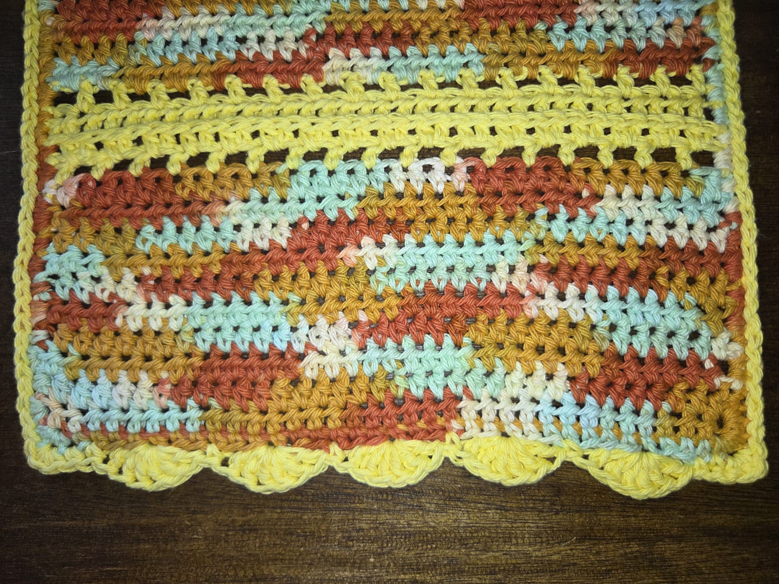 Easy HDC hand towel with shell border. Easy HDC hand towel completed edge with shell border.